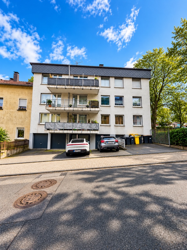 Wohnhaus Beckacker-Schul-Str. 81 mit Balkonen, Garagen und Parkplätzen