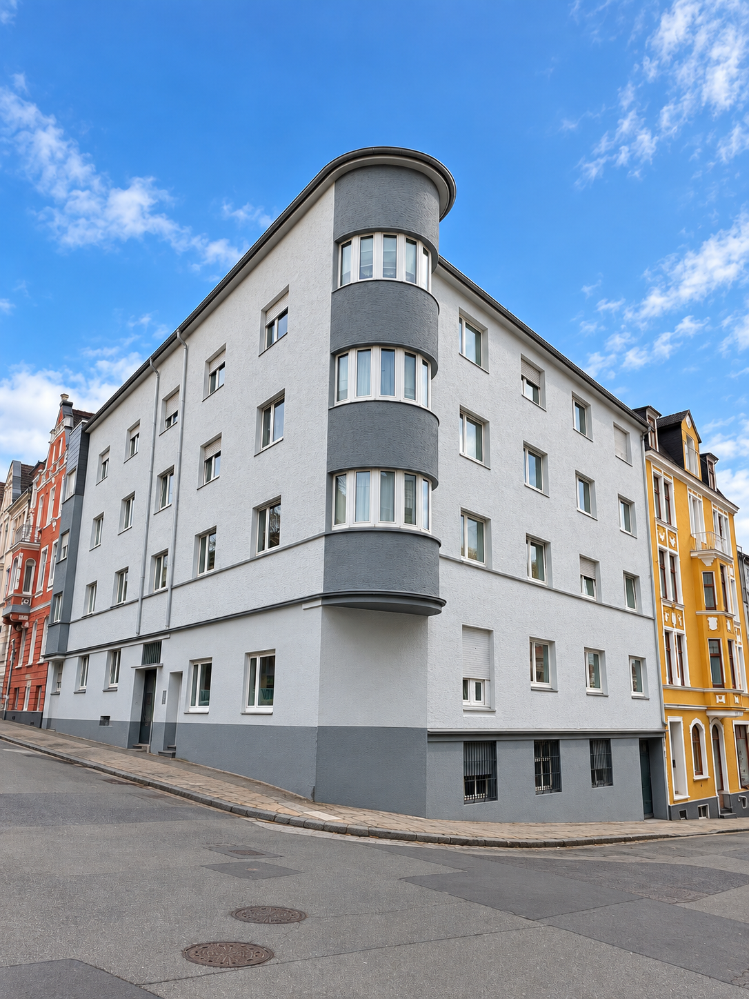 Emilienstr. 18: helles Eckgebäude mit grauem, gerundetem Erker