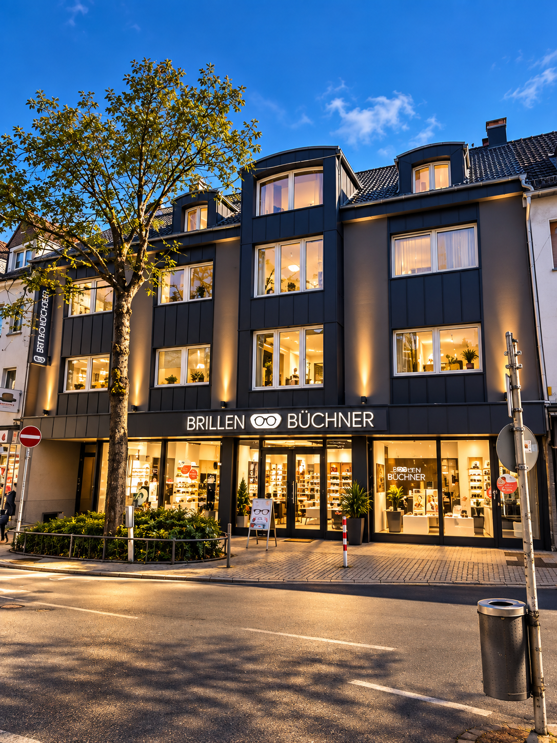 Lüttringhauserstr. 8: Wohn- und Gewerbehaus mit beleuchteter Ladenfront