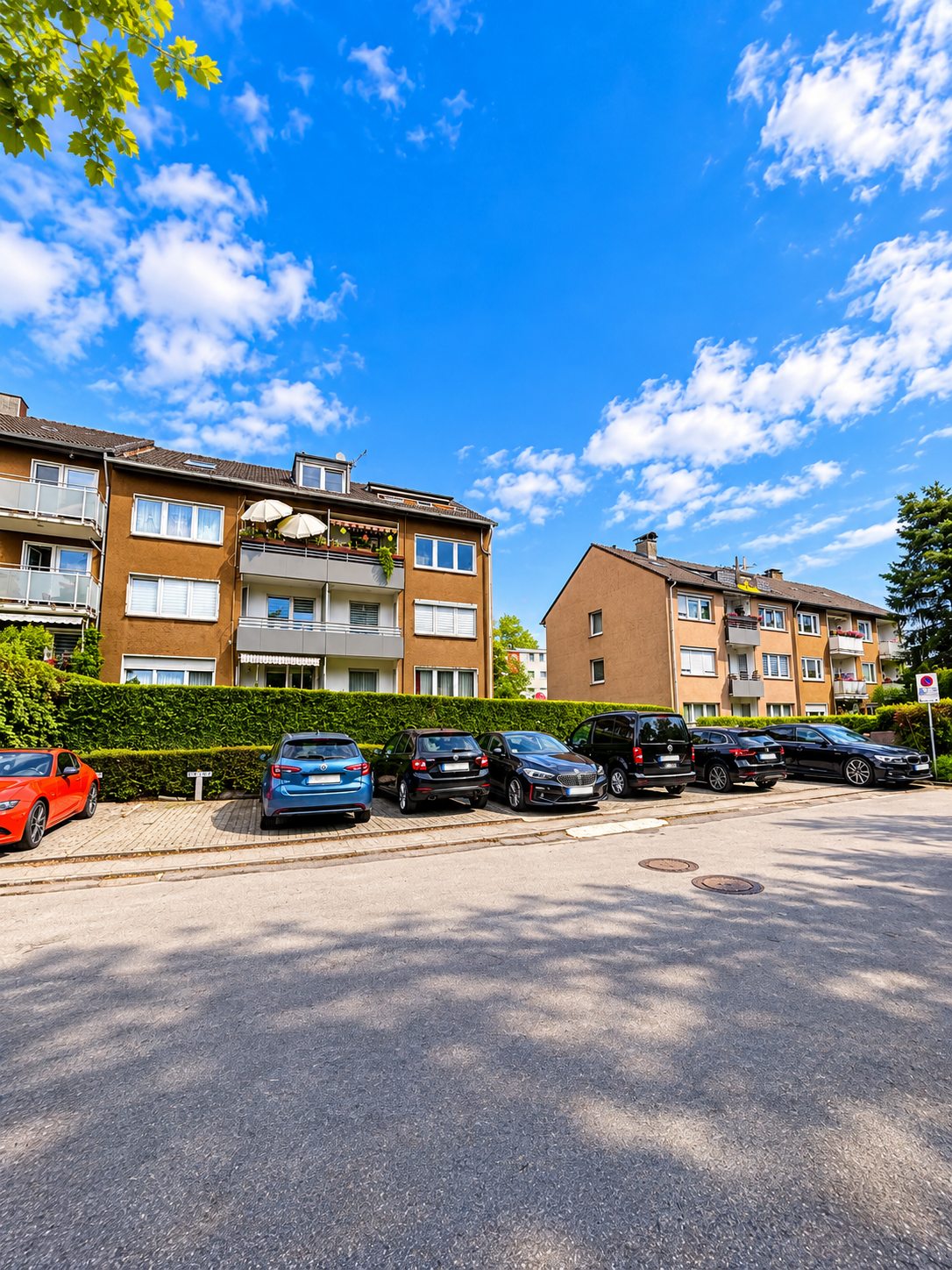 Wohngebäude an der Märkischen Str. 159/163 mit Balkonen und Hecken